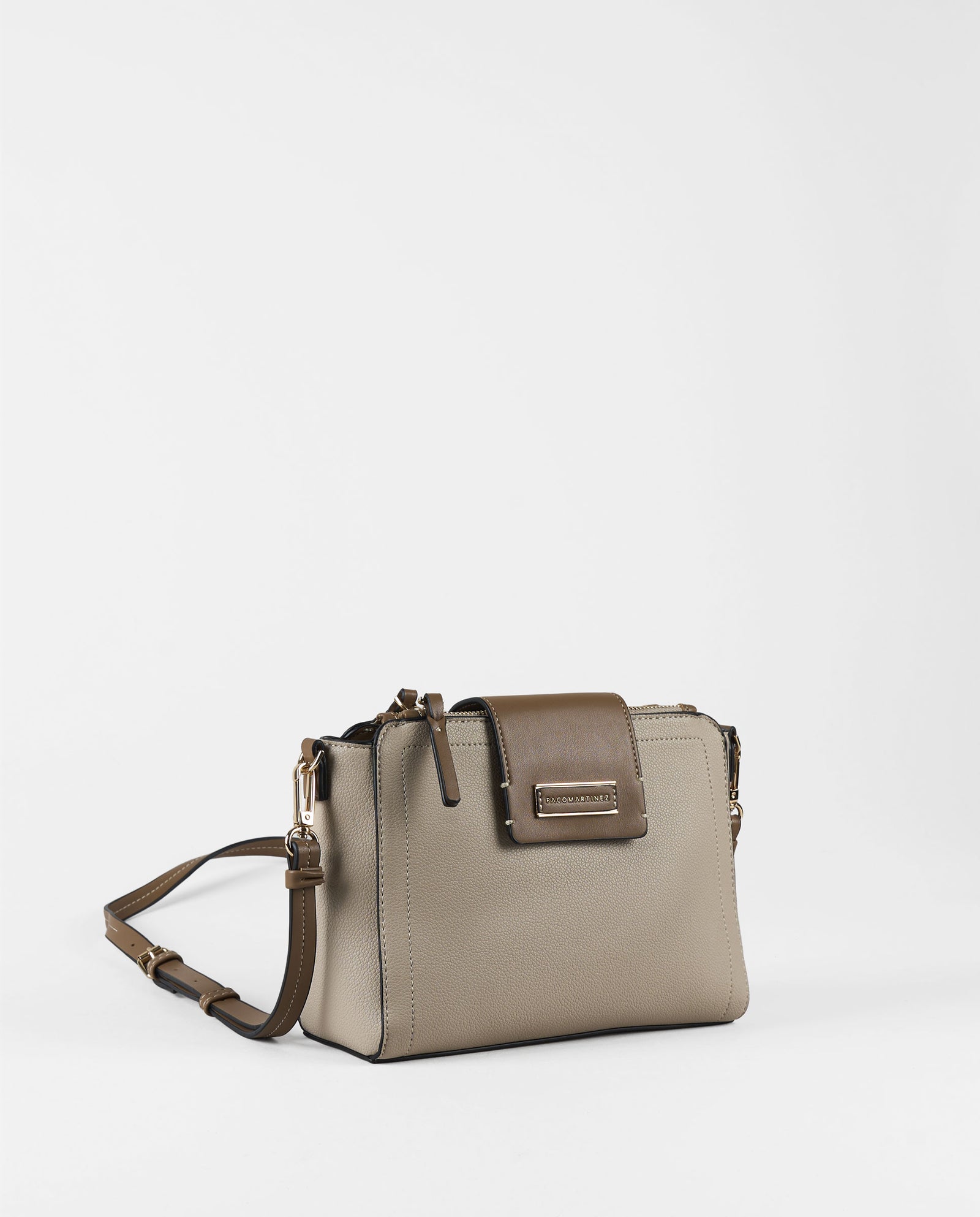 BANDOLERA FLAP BEIGE CON TEXTURA