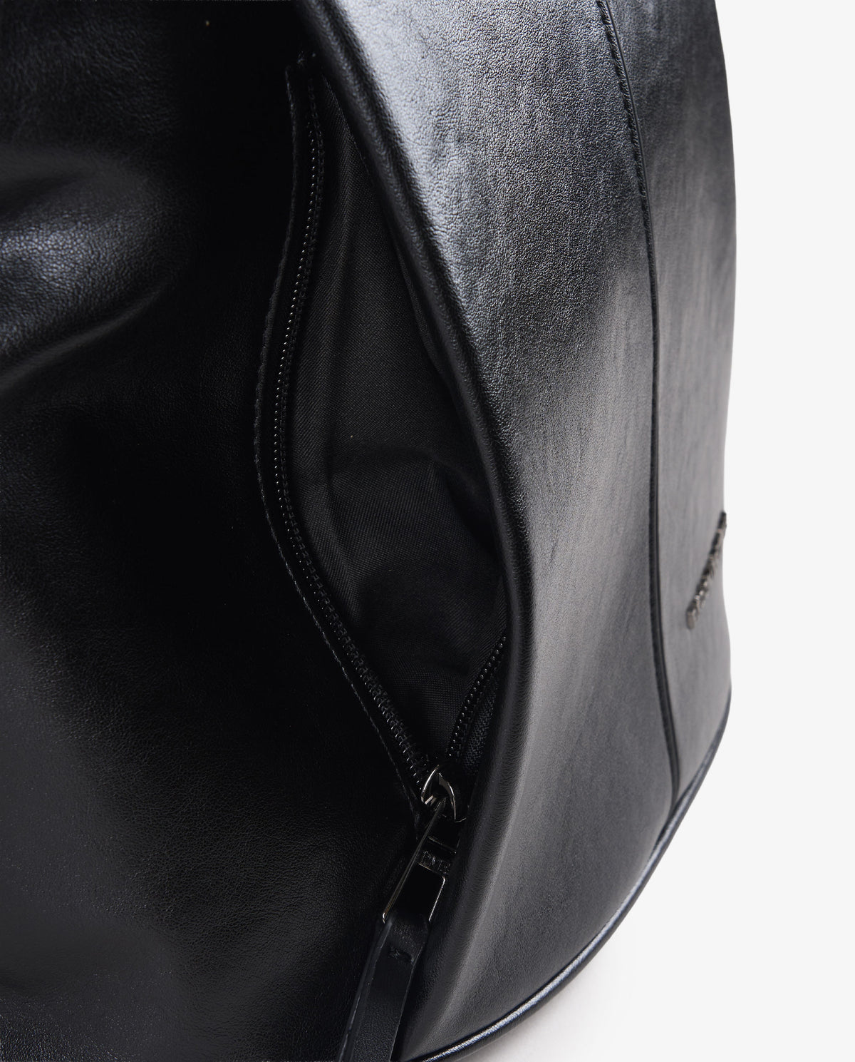 MOCHILA EFECTO PIEL NEGRO